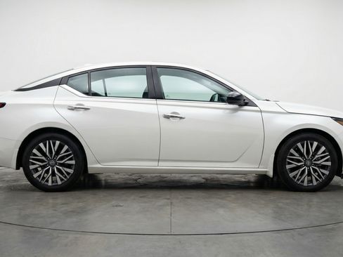 Used 2025 Nissan Altima 2.5 SV FWD image 11