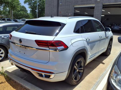 Used 2021 Volkswagen Atlas Cross Sport SE w/ Panoramic Sunroof Package FWD image 4