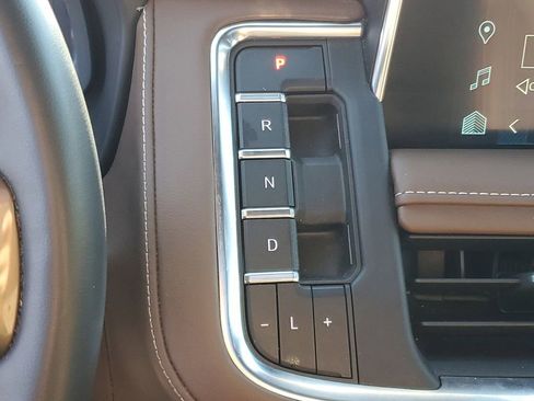 Used 2023 Chevrolet Suburban High Country image 18