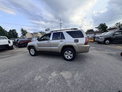 Used 2004 Toyota 4Runner SR5 AWD/4WD image 32