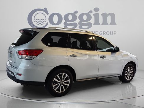 Used 2016 Nissan Pathfinder SV FWD image 4
