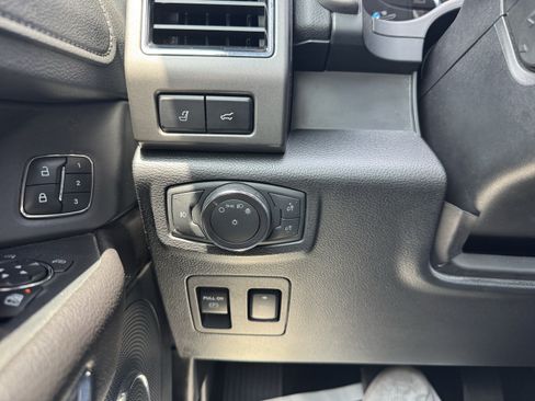 Used 2018 Ford Expedition XLT w/ Equipment Group 202A RWD image 16
