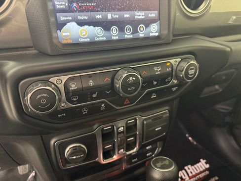 Used 2022 Jeep Wrangler Unlimited Sahara w/ Cold Weather Group AWD/4WD image 19