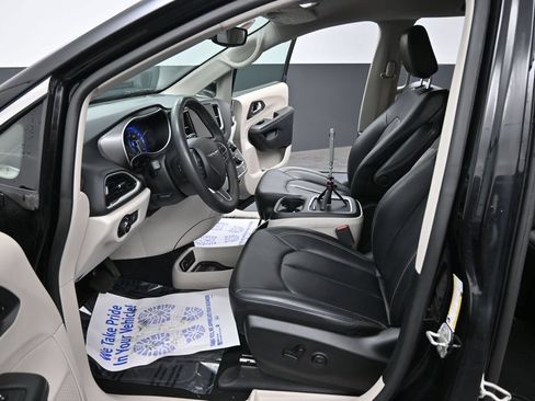 Used 2024 Chrysler Pacifica Touring-L FWD image 31