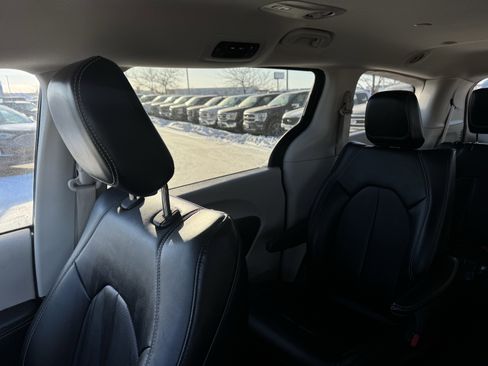 Used 2024 Chrysler Pacifica Select image 12