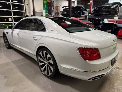 Used 2024 Bentley Flying Spur V8 image 8
