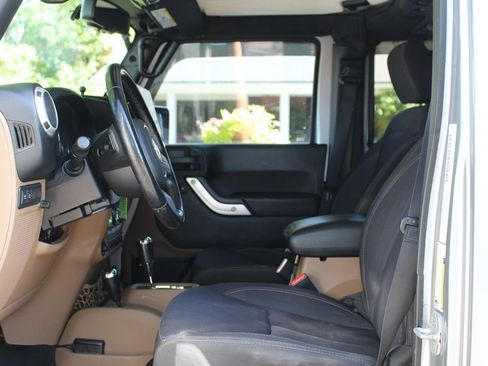 Used 2013 Jeep Wrangler Unlimited Rubicon AWD/4WD image 8