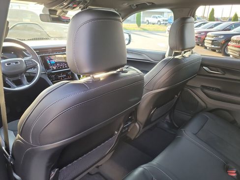 New 2025 Jeep Grand Cherokee Altitude image 11