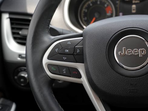 Used 2017 Jeep Cherokee Latitude w/ Comfort/Convenience Group FWD image 10