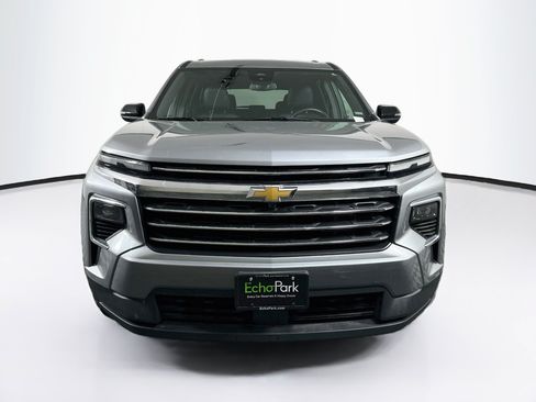Used 2025 Chevrolet Traverse LT FWD image 2