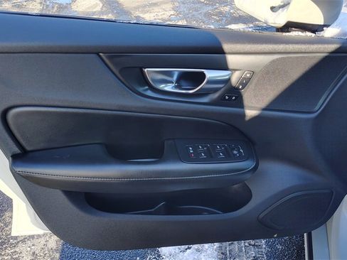 Used 2021 Volvo S60 T6 Momentum w/ Premium Package image 8