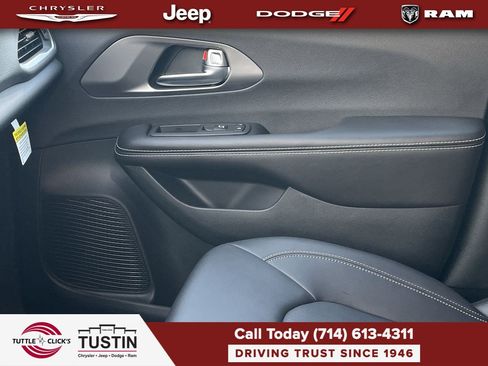 New 2026 Chrysler Pacifica Select FWD image 21