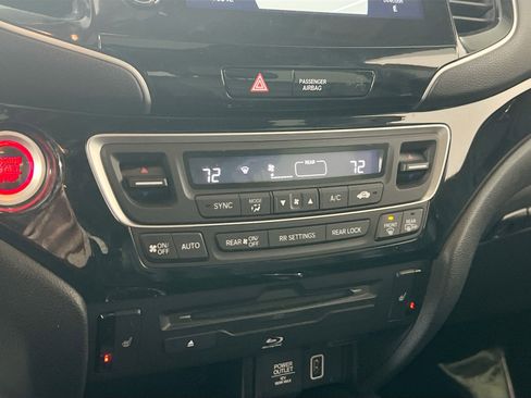 Used 2022 Honda Pilot Touring image 16