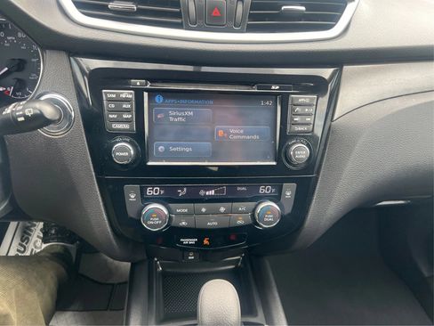 Used 2016 Nissan Rogue SV w/ SV Premium Package AWD/4WD image 15