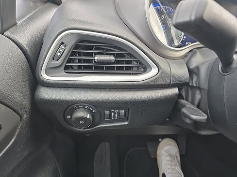 Used 2025 Chrysler Pacifica Select FWD image 19
