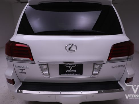 Used 2013 Lexus LX 570 4WD w/ Preferred Accessory Pkg image 4