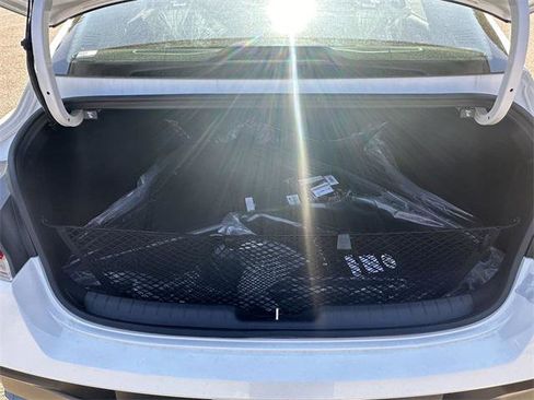 New 2025 Hyundai Elantra Limited image 18