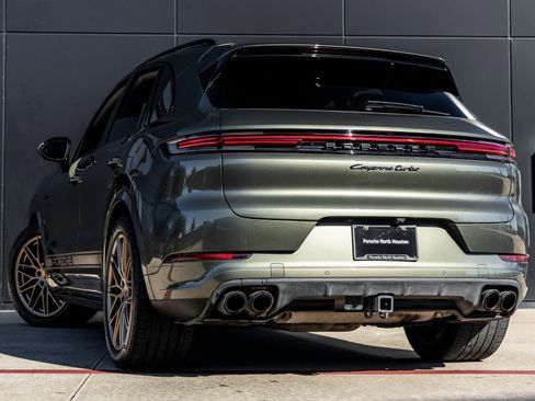 Used 2024 Porsche Cayenne Turbo image 3