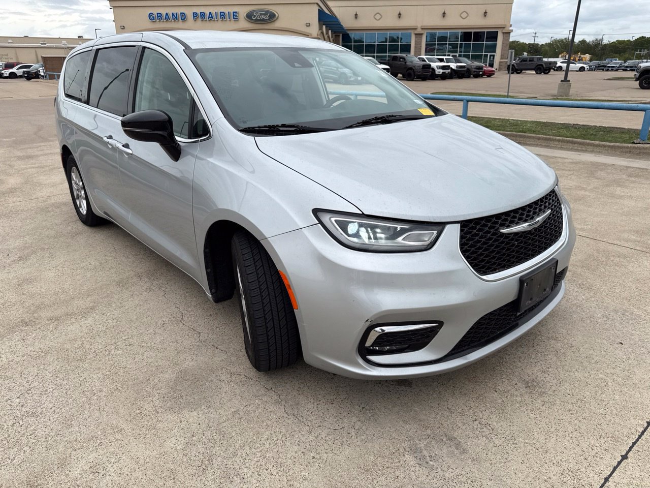 Used 2024 Chrysler Pacifica Touring-L FWD image 18