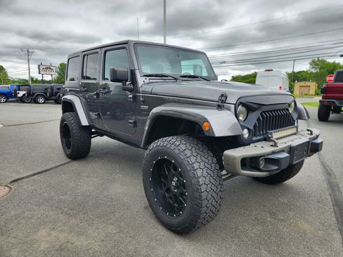 Used 2016 Jeep Wrangler Unlimited Sahara image 19