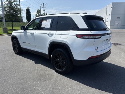 Used 2025 Jeep Grand Cherokee Altitude AWD/4WD image 7