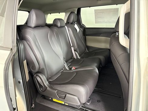 New 2026 Kia Carnival EX FWD image 43