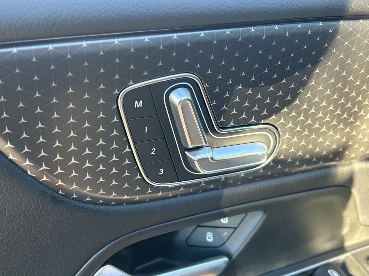 Used 2025 Mercedes-Benz GLB 250 image 16
