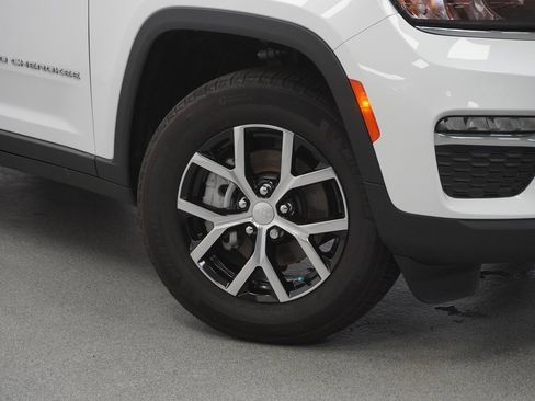 Certified 2024 Jeep Grand Cherokee Limited image 5