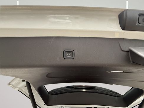 Used 2023 Chevrolet Traverse LT image 30