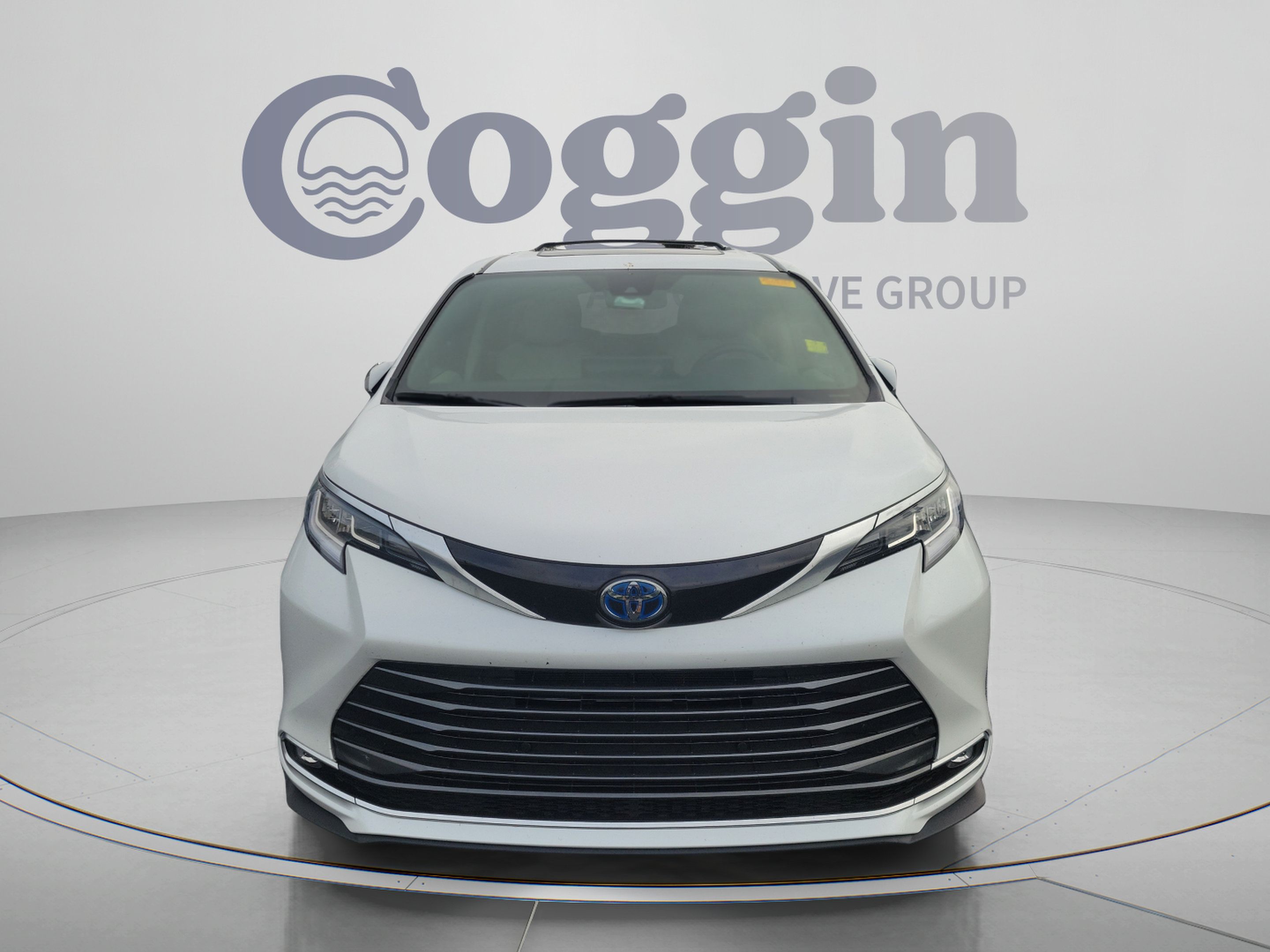 Certified 2025 Toyota Sienna Limited FWD image 9