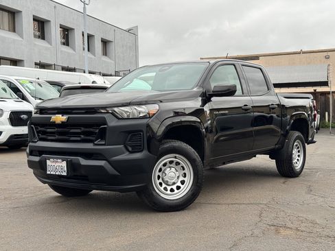 Used 2024 Chevrolet Colorado W/T image 2