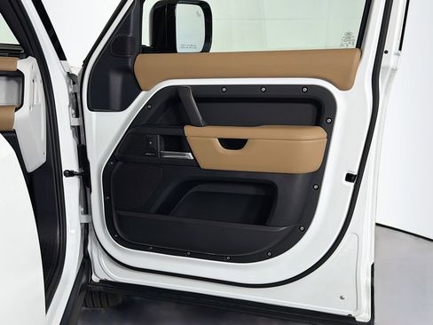 Certified 2025 Land Rover Defender 110 S AWD/4WD image 34