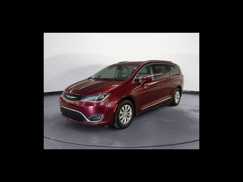 Used 2018 Chrysler Pacifica Touring-L FWD image 2