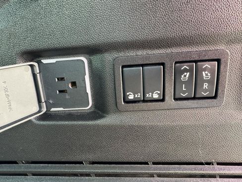 Used 2026 GMC Yukon Denali w/ Sun & Power Step Package AWD/4WD image 37