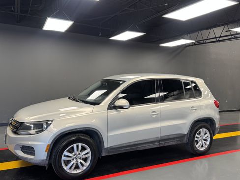Used 2014 Volkswagen Tiguan S image 2