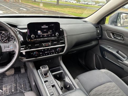 Used 2025 Nissan Pathfinder SV image 30