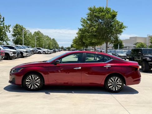 Used 2025 Nissan Altima 2.5 SV FWD image 7