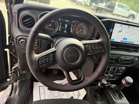 Used 2024 Jeep Wrangler Unlimited Rubicon w/ Convenience Group AWD/4WD image 15
