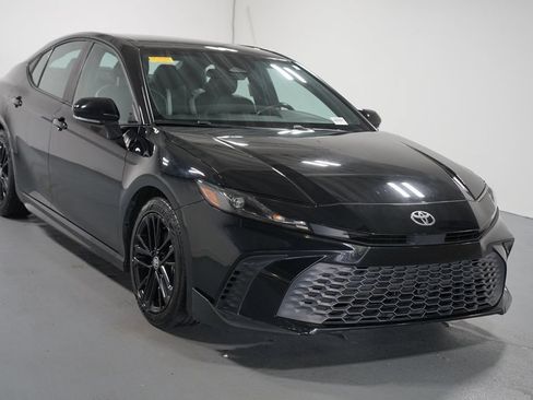 Used 2025 Toyota Camry SE FWD image 3