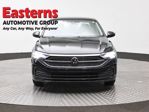 Used 2024 Volkswagen Jetta SE FWD image 2