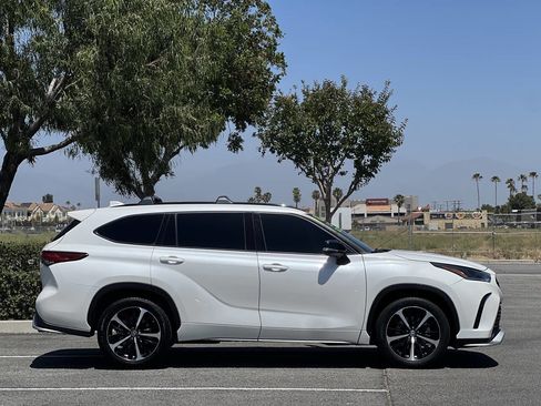 Used 2021 Toyota Highlander XSE FWD image 2