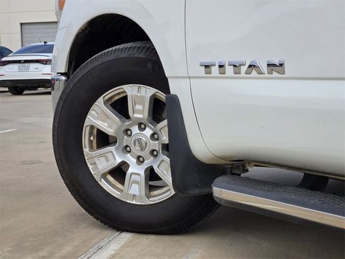 Used 2017 Nissan Titan SV image 31