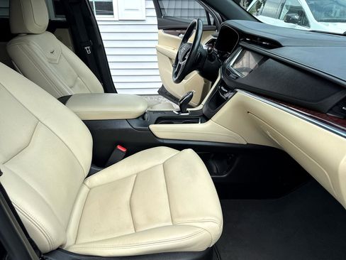 Used 2017 Cadillac XT5 Luxury w/ Driver Awareness Package image 14