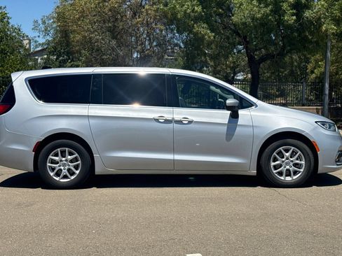 Used 2023 Chrysler Pacifica Touring-L FWD image 3