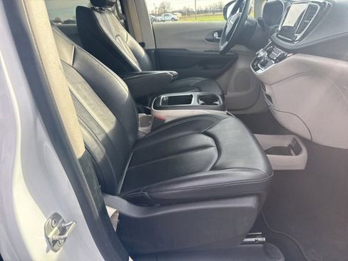 Used 2024 Chrysler Pacifica Select image 13