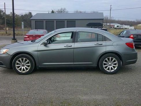 Used 2011 Chrysler 200 Touring image 1