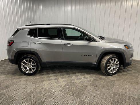 Used 2022 Jeep Compass Latitude AWD/4WD image 2