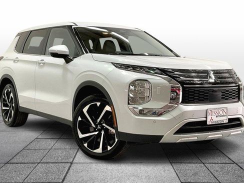Used 2024 Mitsubishi Outlander SE image 2
