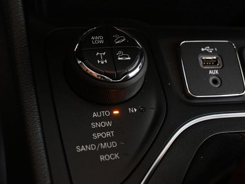 Used 2019 Jeep Cherokee Trailhawk w/ Comfort/Convenience Group AWD/4WD image 25