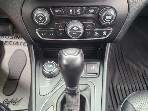 Used 2022 Jeep Cherokee Latitude Lux w/ Mopar Interior Package AWD/4WD image 29